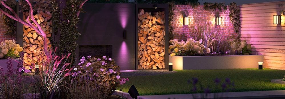 Garten mit Beleuchtung bei Nacht